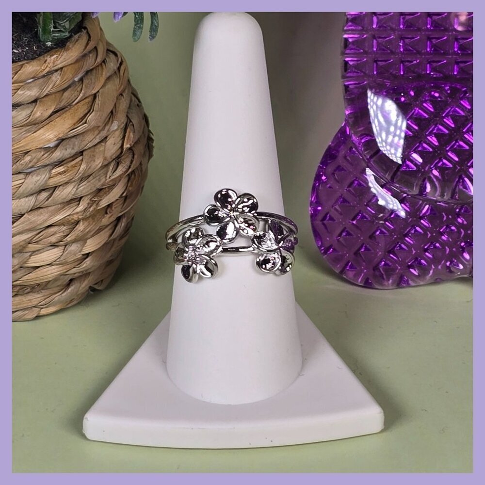 Three Plumeria‎ Flower Ring Size 8 (NWOT)